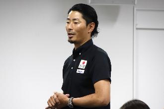 写真：市長へチームの目標を語る筈井監督