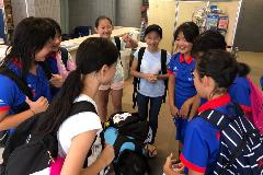写真：台湾の女子選手とブルボンKZの女子選手9人が輪になって話しています