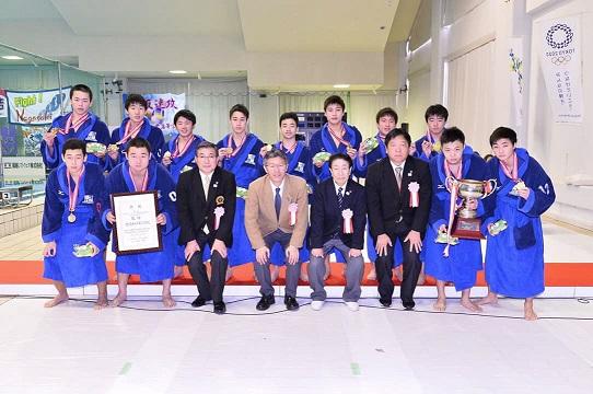 男子優勝の金沢市立工業高等学校の集合写真