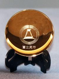 写真：富士見市の市章が刻印された金杯です