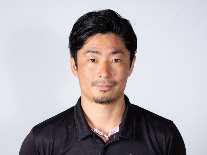 こちらを向いているコーチの筈井翔太さんの胸から上の写真