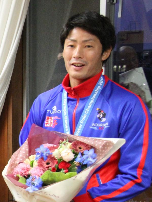 市長応接室であいさつをし、笑顔をみせる筈井翔太選手の写真