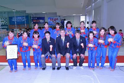 写真：表彰式での集合写真です。ブルボンKZ女子の選手と大会関係者が写っています