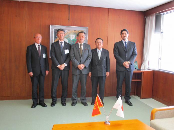 左から教育長、市長、大坪名誉領事、吉田理事長、青柳理事の写真