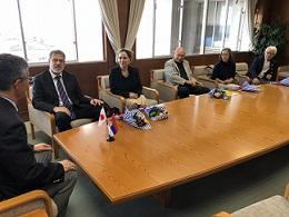 駐日セルビア共和国特命全権大使のネナド・グリシッチ氏と市長が懇談している写真