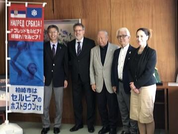駐日セルビア共和国関係者の皆さんと市長で記念撮影した写真