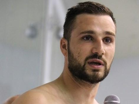セルビア共和国代表のチュークキャプテンが世界水泳選手権への抱負を語っている様子の写真