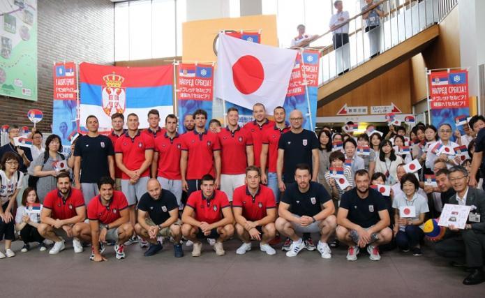 写真：セルビア共和国水球男子代表チームの皆さんと職員で記念撮影を行いました