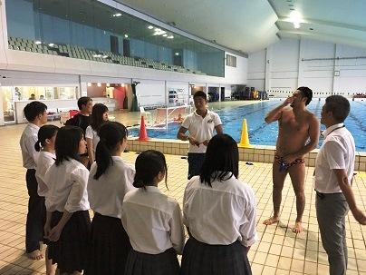 2016リオオリンピック日本代表の筈井選手と志水選手から話を聞いている写真