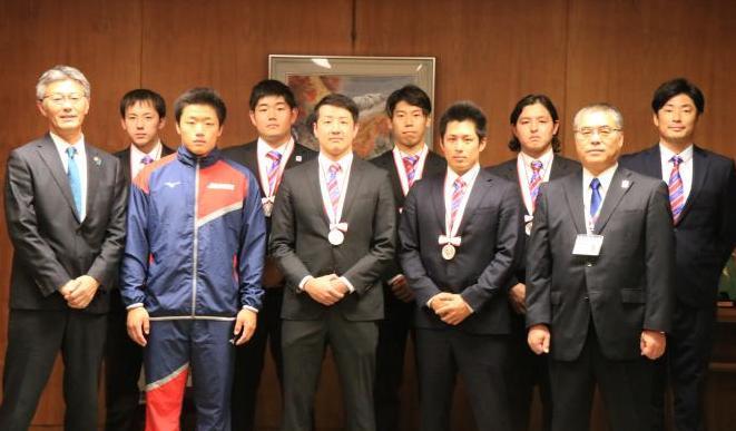 栗山選手と銀メダルを首にかけたブルボンKZ男子チーム、市長、教育長の集合写真