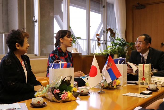 副市長と歓談する左から角崎さん、イェレナ・イェレミッチさんの写真