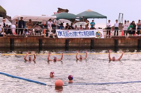 海の中で水球の選手が両手を上げながら、立ち泳ぎだけで前に進む練習をしている様子の写真