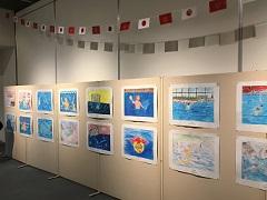 ニェゴシュ小学校の児童が描いた水球絵画23点が展示された写真