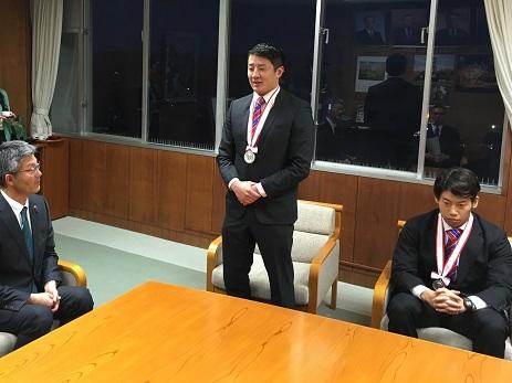 中央に写る林和希主将が市長に向かって大会結果を報告している写真