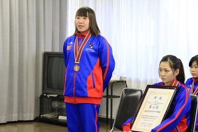主将の佐藤凜瑠選手が3位入賞の喜びを語っている様子の写真