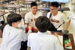 写真：クイズを出し合う産附の生徒とマレーシアの選手