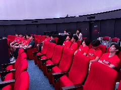 写真：上映開始を待つ選手たち