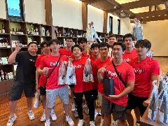 写真：購入したお酒を持って記念撮影