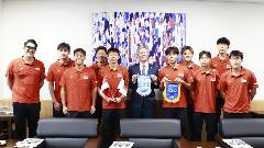 写真：市長を囲んで記念撮影