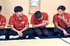 写真：国宝級の茶碗を見つめる選手