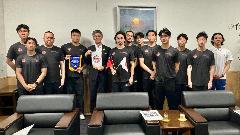 写真：市長を中央に囲んで記念写真