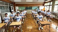 写真：楽しそうにお茶をいただく選手と指導者