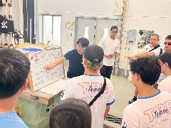 写真：日本酒づくりの説明を熱心に聞く選手たち