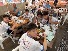 写真：寿司や海鮮丼、浜汁を食べる選手たち