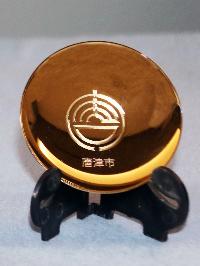 写真：唐津市の市章が刻印された金杯です