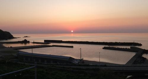 写真：笠島の海と夕陽の写真です
