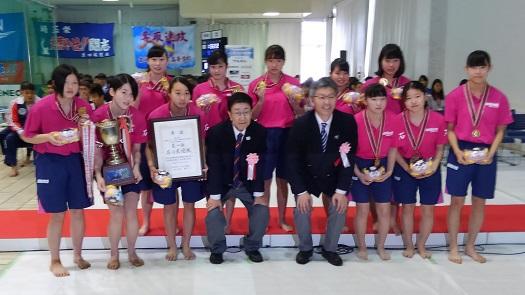 女子優勝の石川県選抜の選手と新潟県水泳連盟 佐藤会長と櫻井市長の記念写真