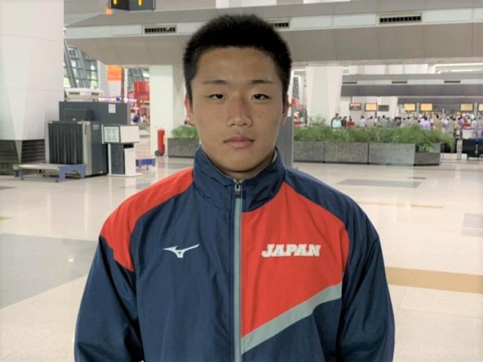 空港内でこちらに向かって立つ、日本代表ジャージを着た栗山選手の上体写真