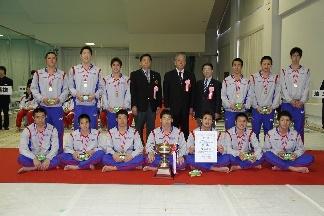 埼玉選抜が、優勝カップと賞状を持って整列している写真