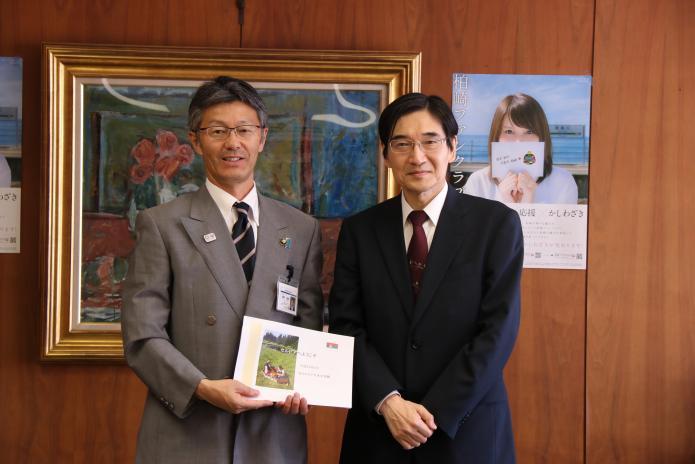 左から市長、高原寿一駐セルビア日本国特命全権大使の写真