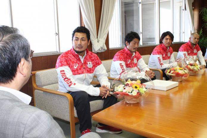 市長と水球4選手が市長応接室の椅子に座り話しをしている写真