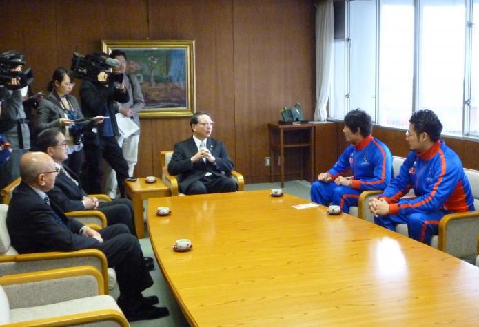 ブルボンKZの2選手と、市長、副市長、教育長が椅子に座って談笑している写真