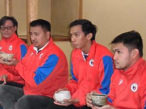 写真：フィリピンの水球選手たちが木村茶道美術館で茶道を体験しています