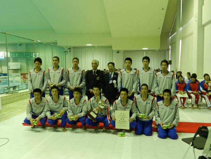 選手13人が2列に並んで記念撮影をしている男子優勝「埼玉選抜」の写真