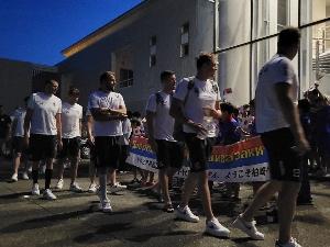 写真：ブルボンKZの選手が宿舎の前で歓迎の横断幕をもってセルビア共和国の選手を迎えています