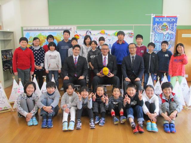 ランコ氏、青柳氏、石川校長が中央、児童が23人写っている集合写真