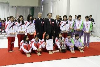 京都府選抜が、優勝カップと賞状を持って整列している写真
