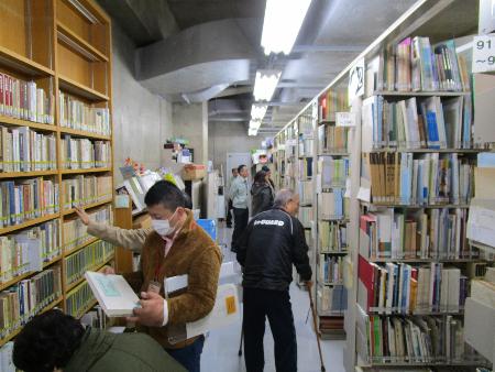 普段は立ち入ることができない書庫で貴重な郷土資料を熱心に見ている参加者