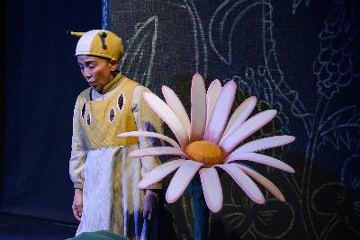写真：舞台劇「クモばんばとぎんのくつした」のワンシーン。寂しげな表情でうつむくニュッル