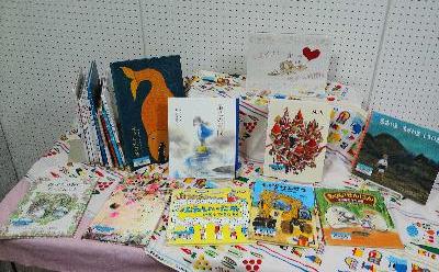 写真：親子で読む絵本・大人に響く絵本を集めた特設コーナー