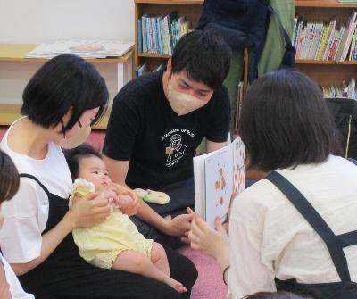 4カ月健診対象の赤ちゃんや保護者に向けて絵本を見せているところ