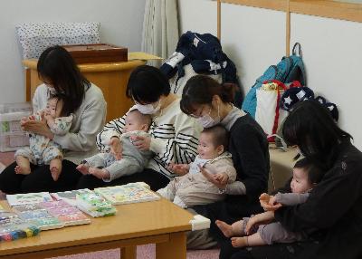 写真：親子で絵本を楽しんでいるところ