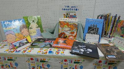 写真：こどもの読書週間の特設展示コーナー。「2026えほん50」に選ばれた絵本が並んでいます
