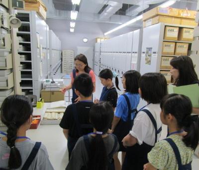 図書館見学の様子