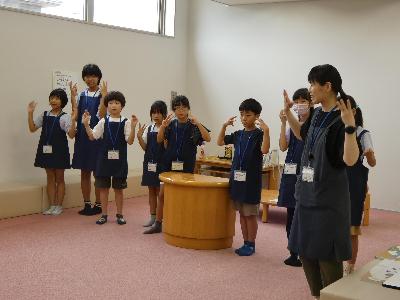 写真：読み聞かせ前のてあそびを披露する子どもたち