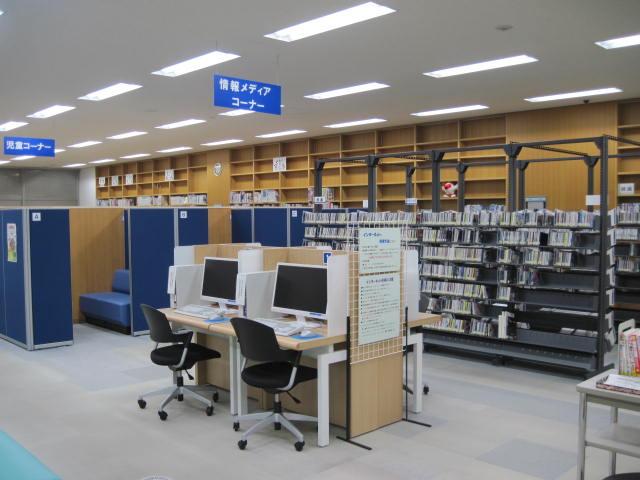 検索用のパソコンやDVDやCD、個別ブースがある1階の情報メディアコーナーの写真